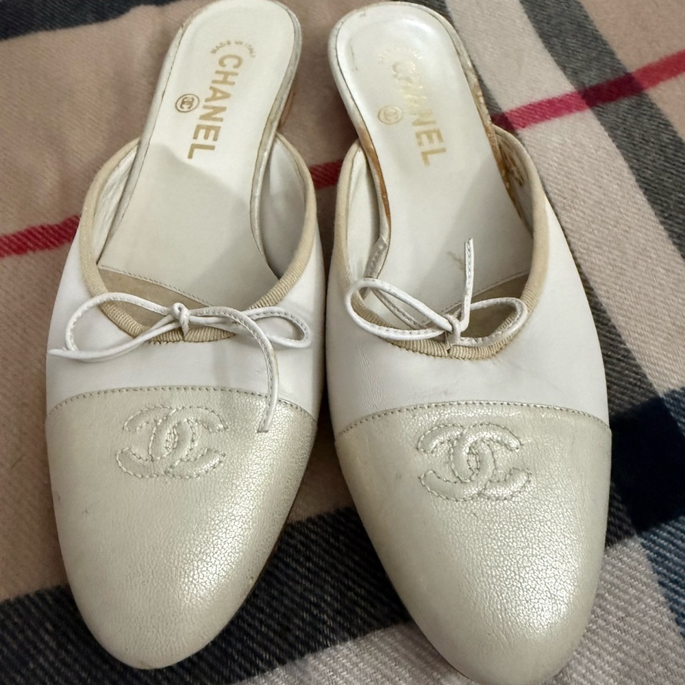 CHANEL White and Cream Mules with Bow and Logo